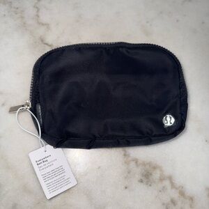 Lululemon Black/sliver Everywhere belt bag 1L NWT